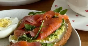 bi-quyet-tre-hoa-da-tu-thuc-pham-mat-ong-ca-hoi-va-vai-tro-cua-sua-rua