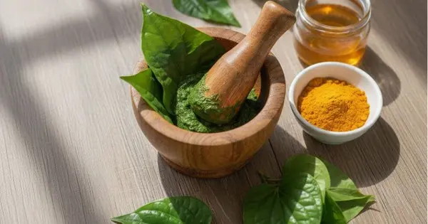 huong-dan-3-buoc-lam-sach-duong-am-da-bang-la-trau-khong-ket-hop-sua-r