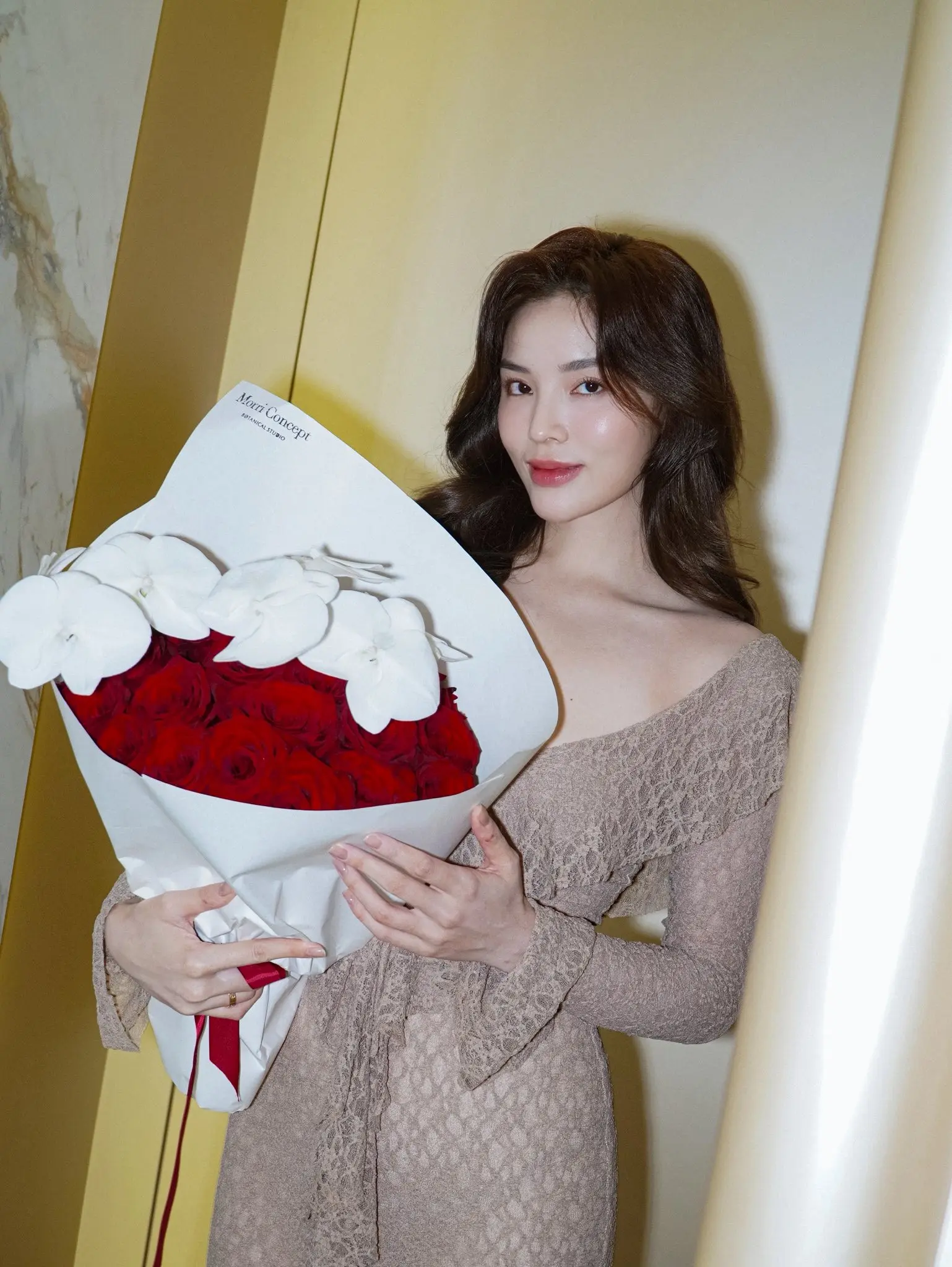 ky-duyen-goi-cam-voi-vay-cut-out-he-lo-bi-quyet-giu-dang-sau-tet-va-ha